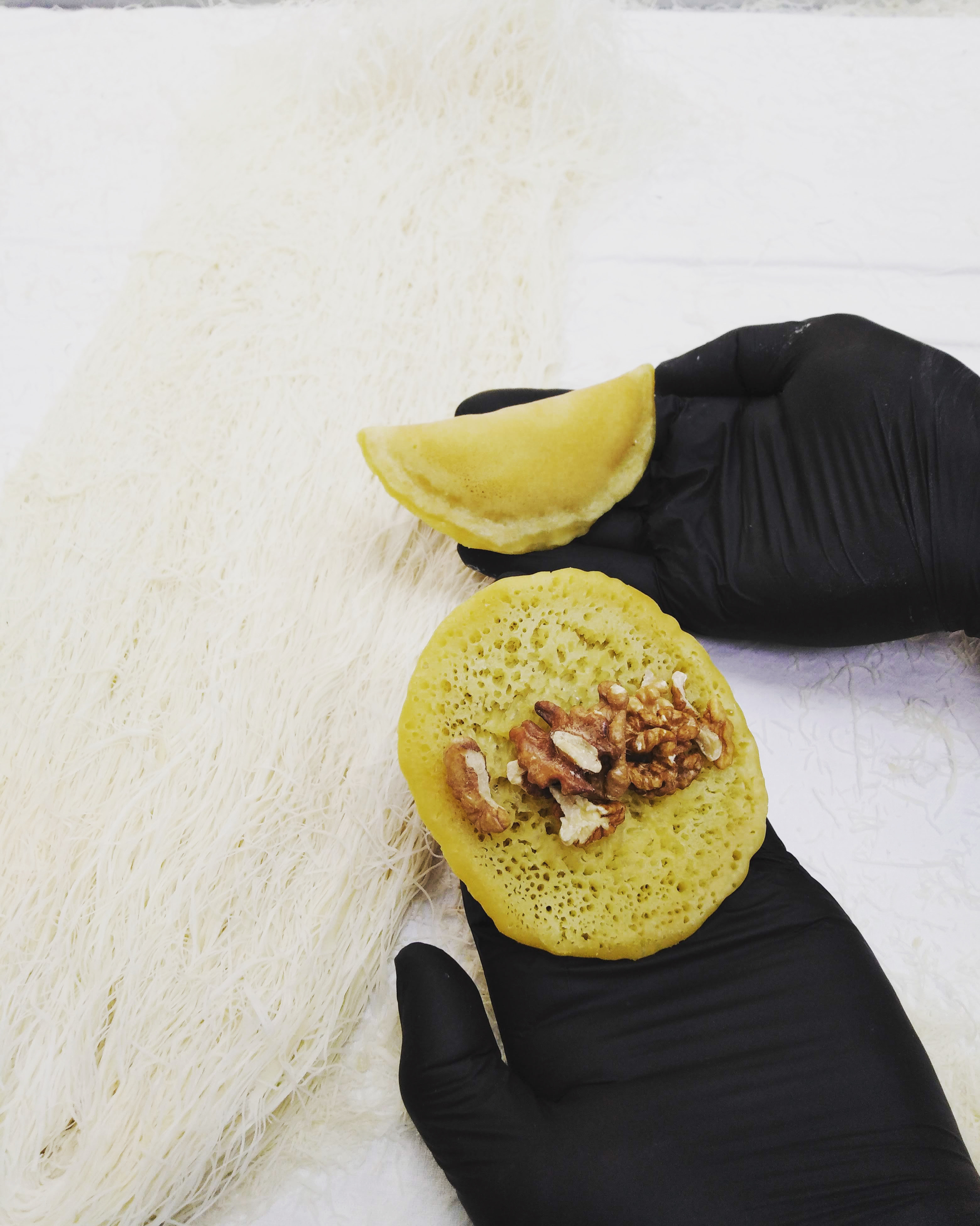 Altunbaşak Kadayıf tarafından Malatya’daki modern üretim tesislerinde tam otomatik makinelerle üretilen, tel tel yapısı ve tazeliğiyle öne çıkan çiğ kadayıf çeşitleri. 45 yıllık tecrübe ile üretilen bu çiğ kadayıf; baklava, şöbiyet, havuç dilim, fıstıklı ve cevizli tatlılar için uygundur. Altunbaşak, Malatya merkezli köklü bir kadayıf üreticisi olarak Türkiye geneline toptan çiğ kadayıf ve tatlı ürünleri satışı yapmaktadır.