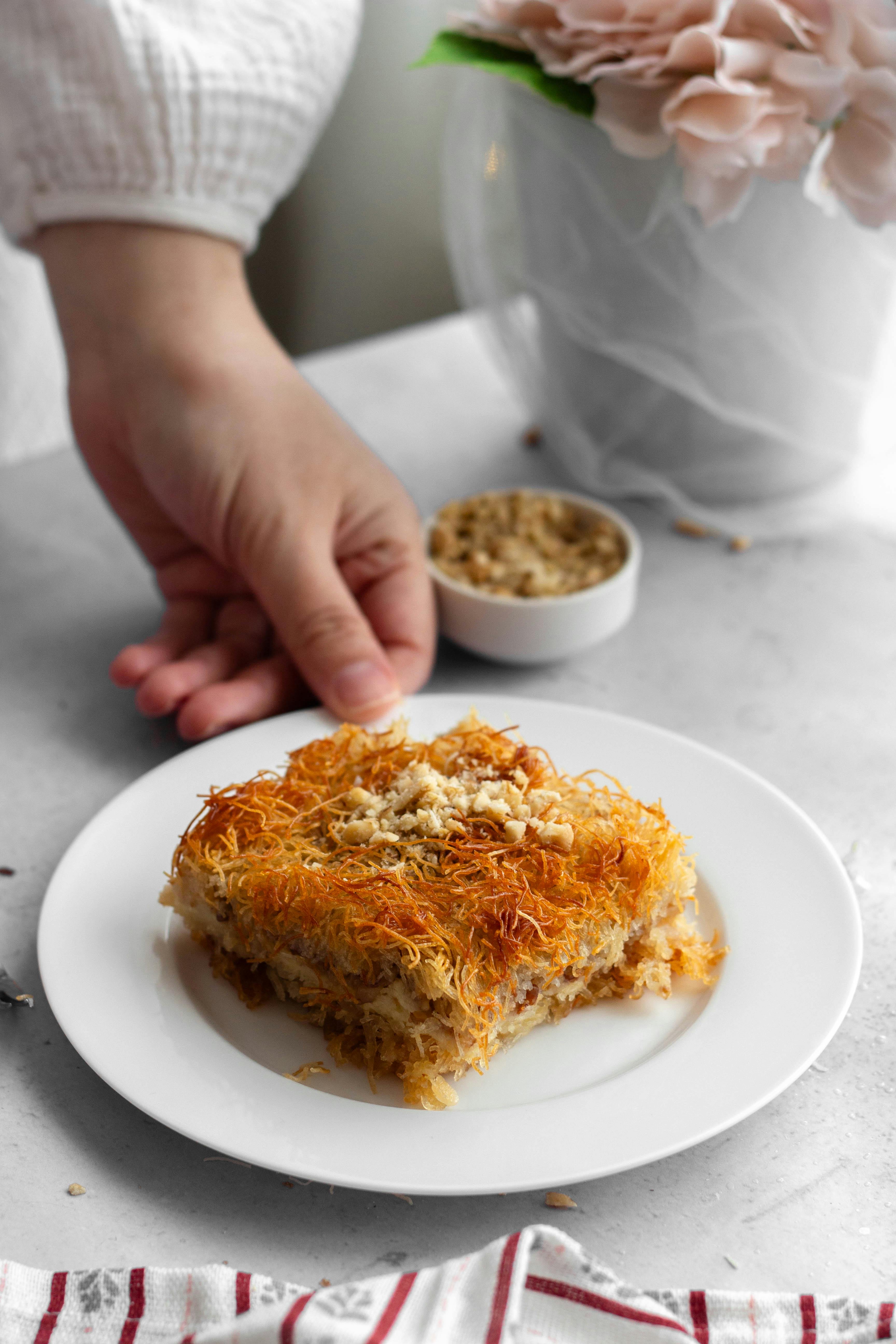 Altunbaşak Kadayıf tarafından Malatya’daki modern üretim tesislerinde tam otomatik makinelerle üretilen, tel tel yapısı ve tazeliğiyle öne çıkan çiğ kadayıf çeşitleri. 45 yıllık tecrübe ile üretilen bu çiğ kadayıf; baklava, şöbiyet, havuç dilim, fıstıklı ve cevizli tatlılar için uygundur. Altunbaşak, Malatya merkezli köklü bir kadayıf üreticisi olarak Türkiye geneline toptan çiğ kadayıf ve tatlı ürünleri satışı yapmaktadır.