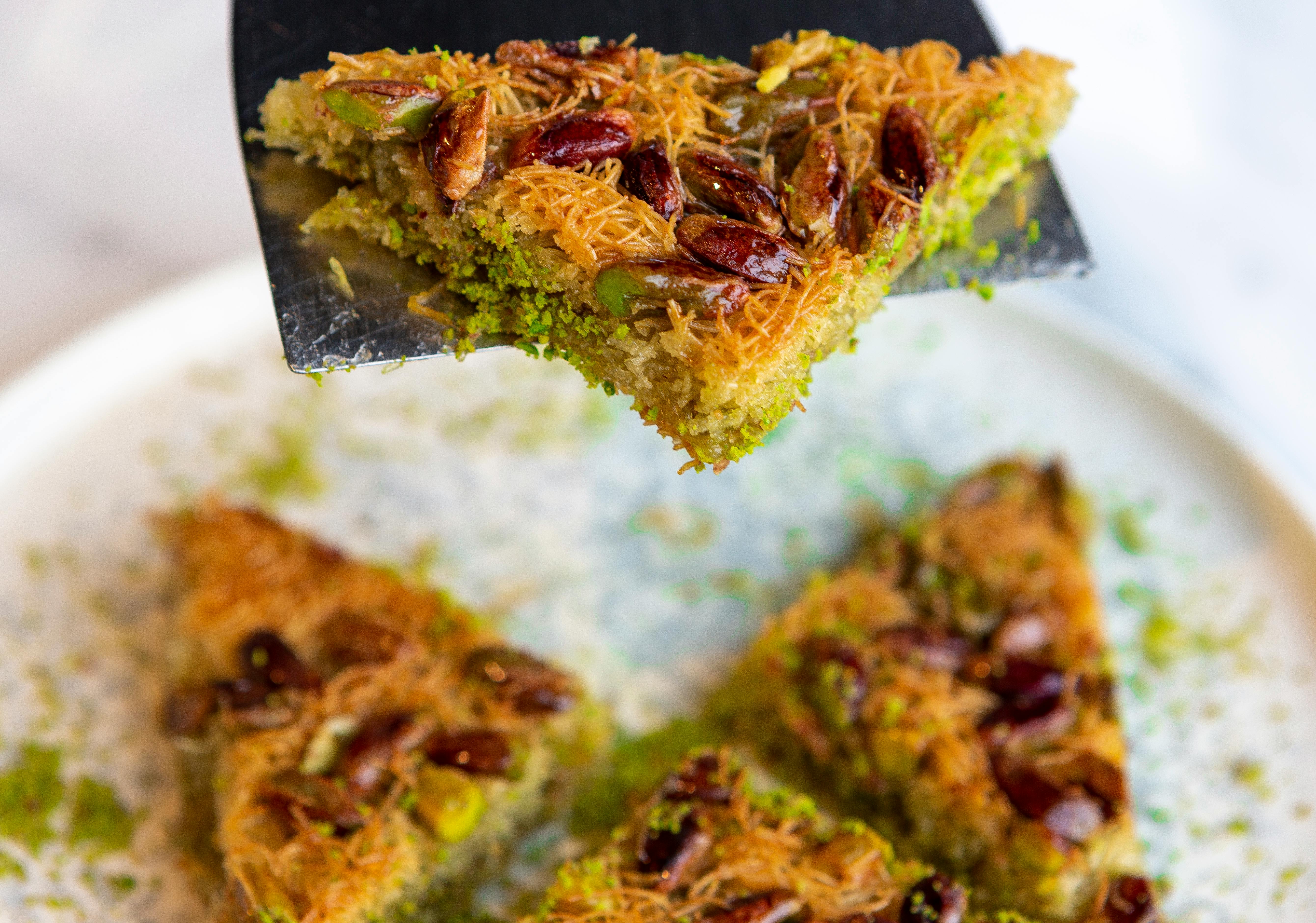 Altunbaşak Kadayıf tarafından Malatya’daki modern üretim tesislerinde tam otomatik makinelerle üretilen, tel tel yapısı ve tazeliğiyle öne çıkan çiğ kadayıf çeşitleri. 45 yıllık tecrübe ile üretilen bu çiğ kadayıf; baklava, şöbiyet, havuç dilim, fıstıklı ve cevizli tatlılar için uygundur. Altunbaşak, Malatya merkezli köklü bir kadayıf üreticisi olarak Türkiye geneline toptan çiğ kadayıf ve tatlı ürünleri satışı yapmaktadır.