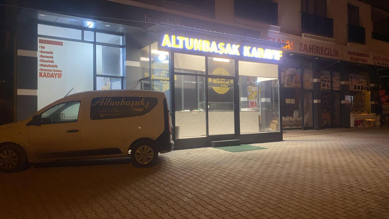 Altunbaşak Kadayıf tarafından Malatya’daki modern üretim tesislerinde tam otomatik makinelerle üretilen, tel tel yapısı ve tazeliğiyle öne çıkan çiğ kadayıf çeşitleri. 45 yıllık tecrübe ile üretilen bu çiğ kadayıf; baklava, şöbiyet, havuç dilim, fıstıklı ve cevizli tatlılar için uygundur. Altunbaşak, Malatya merkezli köklü bir kadayıf üreticisi olarak Türkiye geneline toptan çiğ kadayıf ve tatlı ürünleri satışı yapmaktadır.