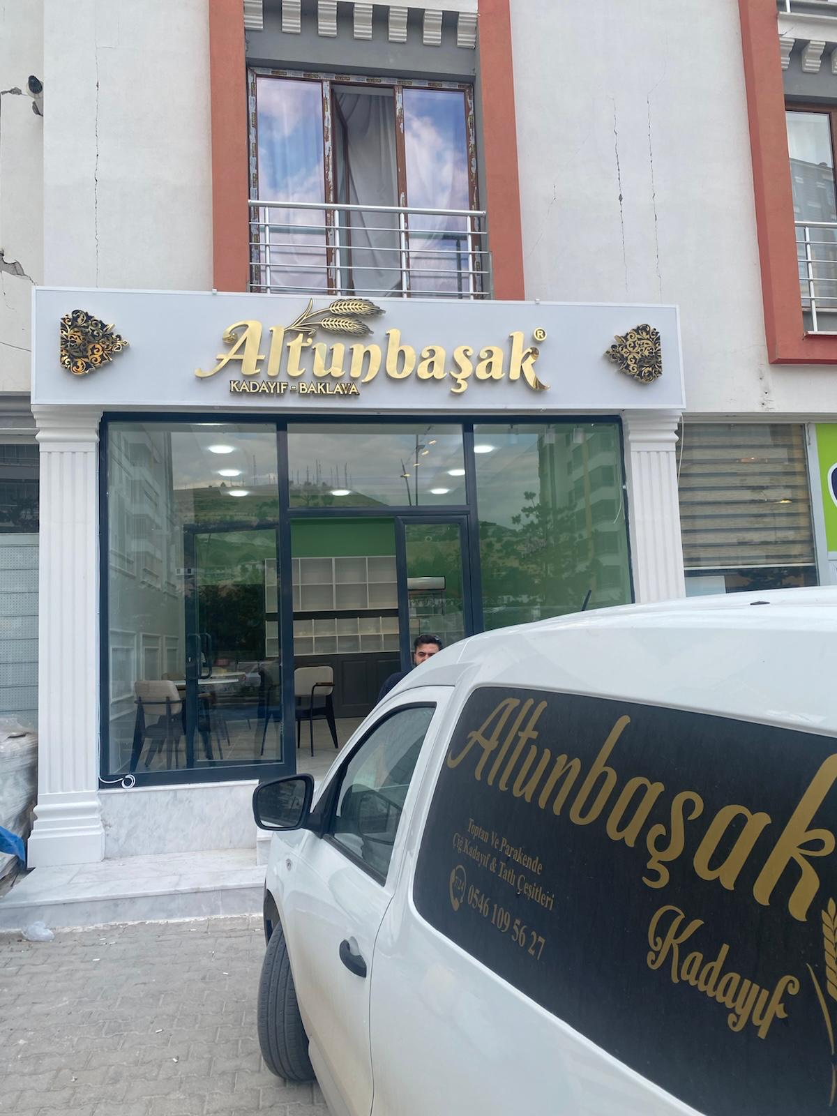 Altunbaşak Kadayıf tarafından Malatya’daki modern üretim tesislerinde tam otomatik makinelerle üretilen, tel tel yapısı ve tazeliğiyle öne çıkan çiğ kadayıf çeşitleri. 45 yıllık tecrübe ile üretilen bu çiğ kadayıf; baklava, şöbiyet, havuç dilim, fıstıklı ve cevizli tatlılar için uygundur. Altunbaşak, Malatya merkezli köklü bir kadayıf üreticisi olarak Türkiye geneline toptan çiğ kadayıf ve tatlı ürünleri satışı yapmaktadır.