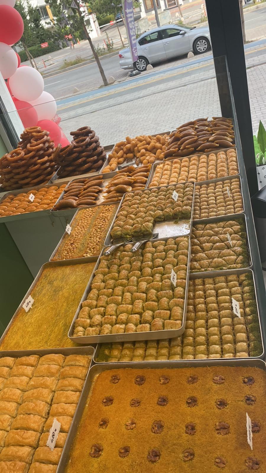 Altunbaşak Kadayıf tarafından Malatya’daki modern üretim tesislerinde tam otomatik makinelerle üretilen, tel tel yapısı ve tazeliğiyle öne çıkan çiğ kadayıf çeşitleri. 45 yıllık tecrübe ile üretilen bu çiğ kadayıf; baklava, şöbiyet, havuç dilim, fıstıklı ve cevizli tatlılar için uygundur. Altunbaşak, Malatya merkezli köklü bir kadayıf üreticisi olarak Türkiye geneline toptan çiğ kadayıf ve tatlı ürünleri satışı yapmaktadır.