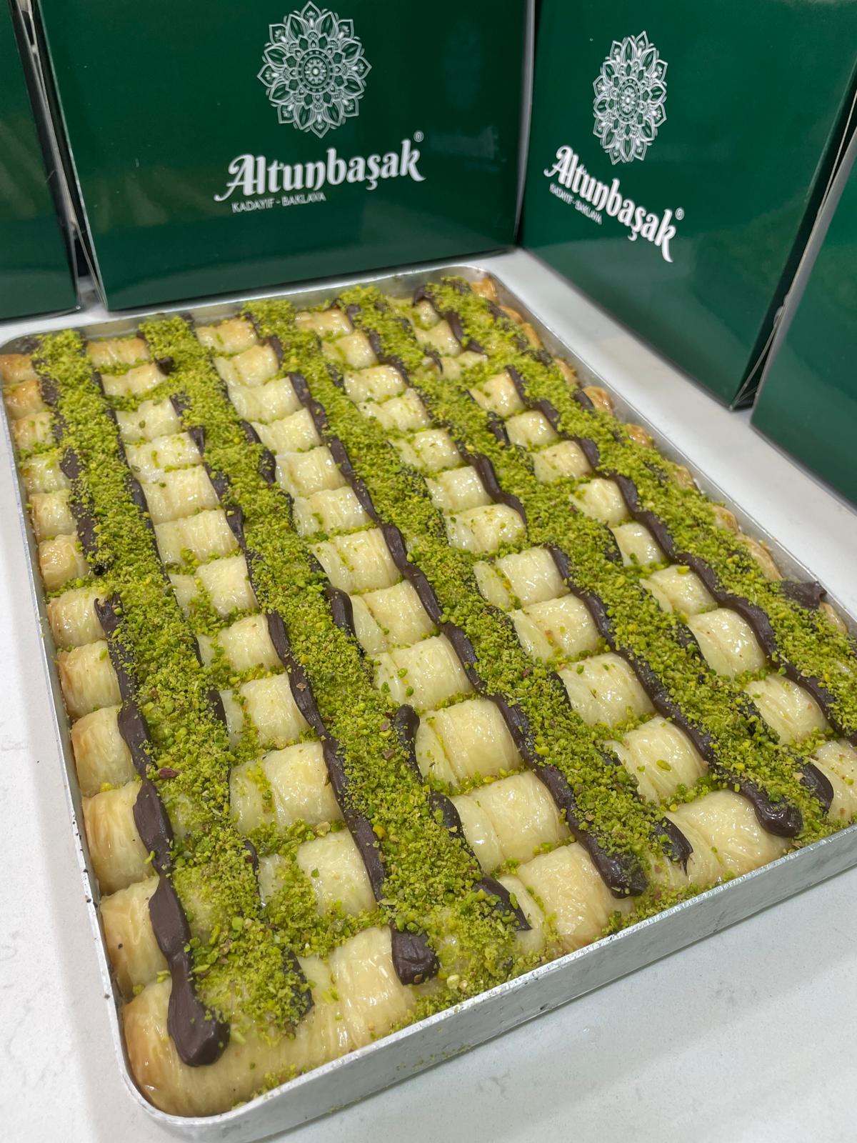 Altunbaşak Kadayıf tarafından Malatya’daki modern üretim tesislerinde tam otomatik makinelerle üretilen, tel tel yapısı ve tazeliğiyle öne çıkan çiğ kadayıf çeşitleri. 45 yıllık tecrübe ile üretilen bu çiğ kadayıf; baklava, şöbiyet, havuç dilim, fıstıklı ve cevizli tatlılar için uygundur. Altunbaşak, Malatya merkezli köklü bir kadayıf üreticisi olarak Türkiye geneline toptan çiğ kadayıf ve tatlı ürünleri satışı yapmaktadır.