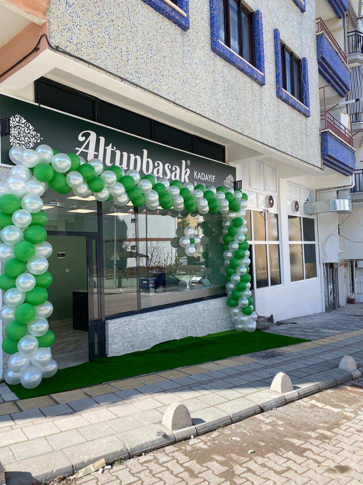 Altunbaşak Kadayıf tarafından Malatya’daki modern üretim tesislerinde tam otomatik makinelerle üretilen, tel tel yapısı ve tazeliğiyle öne çıkan çiğ kadayıf çeşitleri. 45 yıllık tecrübe ile üretilen bu çiğ kadayıf; baklava, şöbiyet, havuç dilim, fıstıklı ve cevizli tatlılar için uygundur. Altunbaşak, Malatya merkezli köklü bir kadayıf üreticisi olarak Türkiye geneline toptan çiğ kadayıf ve tatlı ürünleri satışı yapmaktadır.