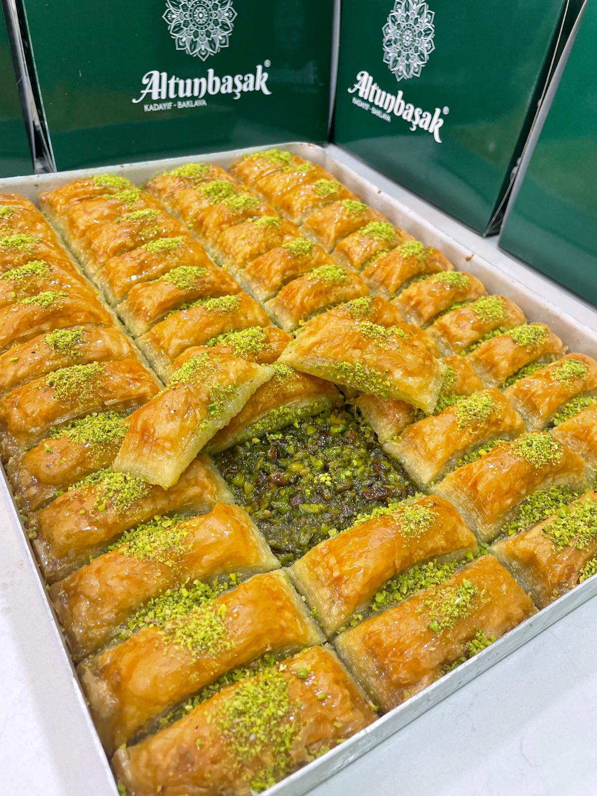 Altunbaşak Kadayıf tarafından Malatya’daki modern üretim tesislerinde tam otomatik makinelerle üretilen, tel tel yapısı ve tazeliğiyle öne çıkan çiğ kadayıf çeşitleri. 45 yıllık tecrübe ile üretilen bu çiğ kadayıf; baklava, şöbiyet, havuç dilim, fıstıklı ve cevizli tatlılar için uygundur. Altunbaşak, Malatya merkezli köklü bir kadayıf üreticisi olarak Türkiye geneline toptan çiğ kadayıf ve tatlı ürünleri satışı yapmaktadır.