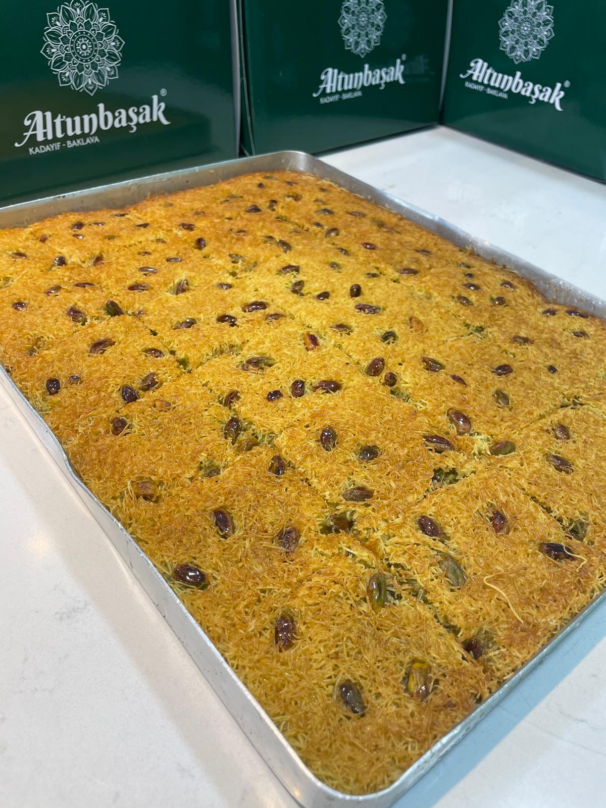 Altunbaşak Kadayıf tarafından Malatya’daki modern üretim tesislerinde tam otomatik makinelerle üretilen, tel tel yapısı ve tazeliğiyle öne çıkan çiğ kadayıf çeşitleri. 45 yıllık tecrübe ile üretilen bu çiğ kadayıf; baklava, şöbiyet, havuç dilim, fıstıklı ve cevizli tatlılar için uygundur. Altunbaşak, Malatya merkezli köklü bir kadayıf üreticisi olarak Türkiye geneline toptan çiğ kadayıf ve tatlı ürünleri satışı yapmaktadır.