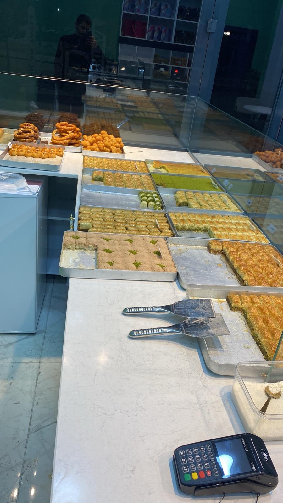 Altunbaşak Kadayıf tarafından Malatya’daki modern üretim tesislerinde tam otomatik makinelerle üretilen, tel tel yapısı ve tazeliğiyle öne çıkan çiğ kadayıf çeşitleri. 45 yıllık tecrübe ile üretilen bu çiğ kadayıf; baklava, şöbiyet, havuç dilim, fıstıklı ve cevizli tatlılar için uygundur. Altunbaşak, Malatya merkezli köklü bir kadayıf üreticisi olarak Türkiye geneline toptan çiğ kadayıf ve tatlı ürünleri satışı yapmaktadır.