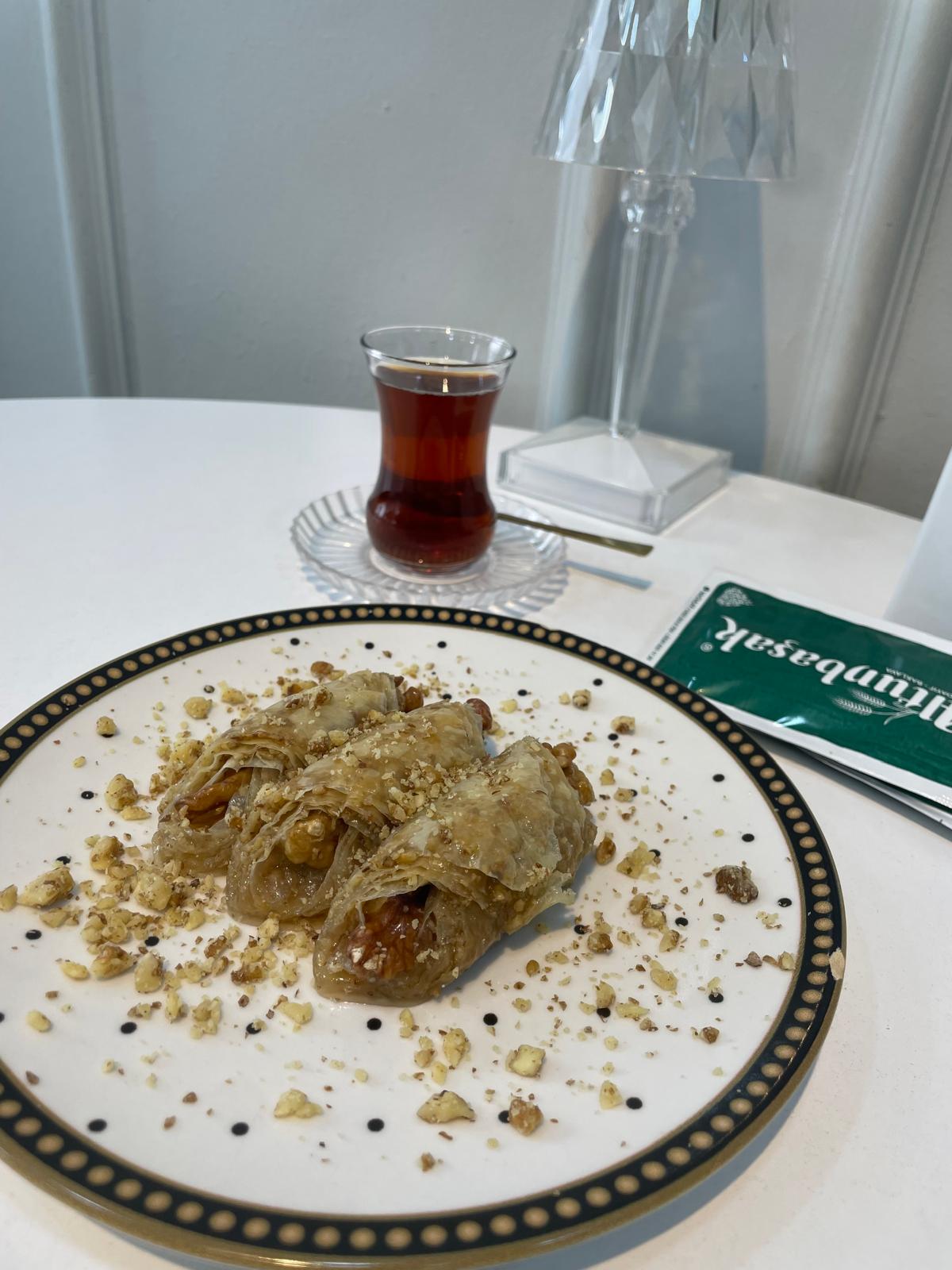 Altunbaşak Kadayıf tarafından Malatya’daki modern üretim tesislerinde tam otomatik makinelerle üretilen, tel tel yapısı ve tazeliğiyle öne çıkan çiğ kadayıf çeşitleri. 45 yıllık tecrübe ile üretilen bu çiğ kadayıf; baklava, şöbiyet, havuç dilim, fıstıklı ve cevizli tatlılar için uygundur. Altunbaşak, Malatya merkezli köklü bir kadayıf üreticisi olarak Türkiye geneline toptan çiğ kadayıf ve tatlı ürünleri satışı yapmaktadır.