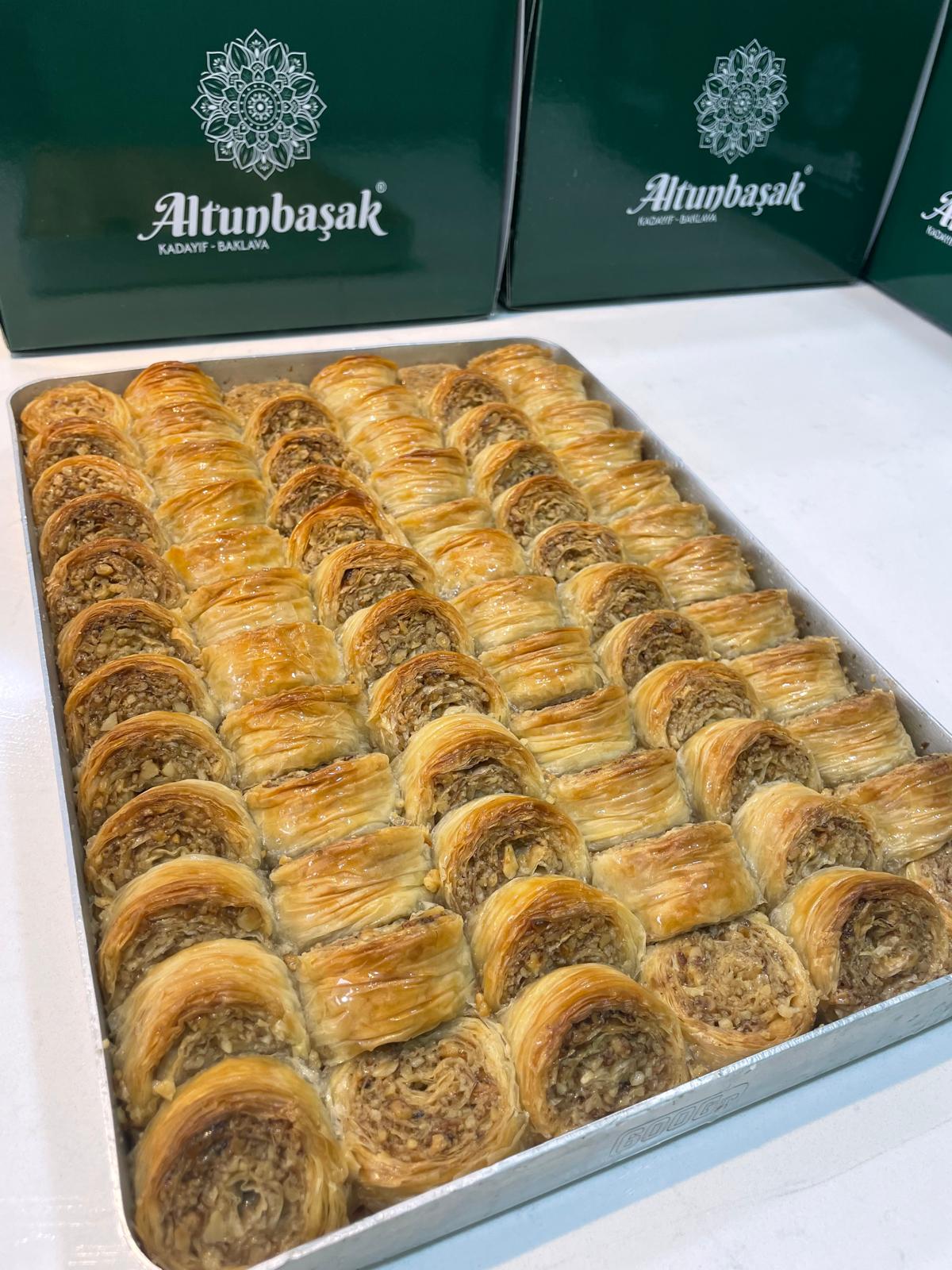 Altunbaşak Kadayıf tarafından Malatya’daki modern üretim tesislerinde tam otomatik makinelerle üretilen, tel tel yapısı ve tazeliğiyle öne çıkan çiğ kadayıf çeşitleri. 45 yıllık tecrübe ile üretilen bu çiğ kadayıf; baklava, şöbiyet, havuç dilim, fıstıklı ve cevizli tatlılar için uygundur. Altunbaşak, Malatya merkezli köklü bir kadayıf üreticisi olarak Türkiye geneline toptan çiğ kadayıf ve tatlı ürünleri satışı yapmaktadır.