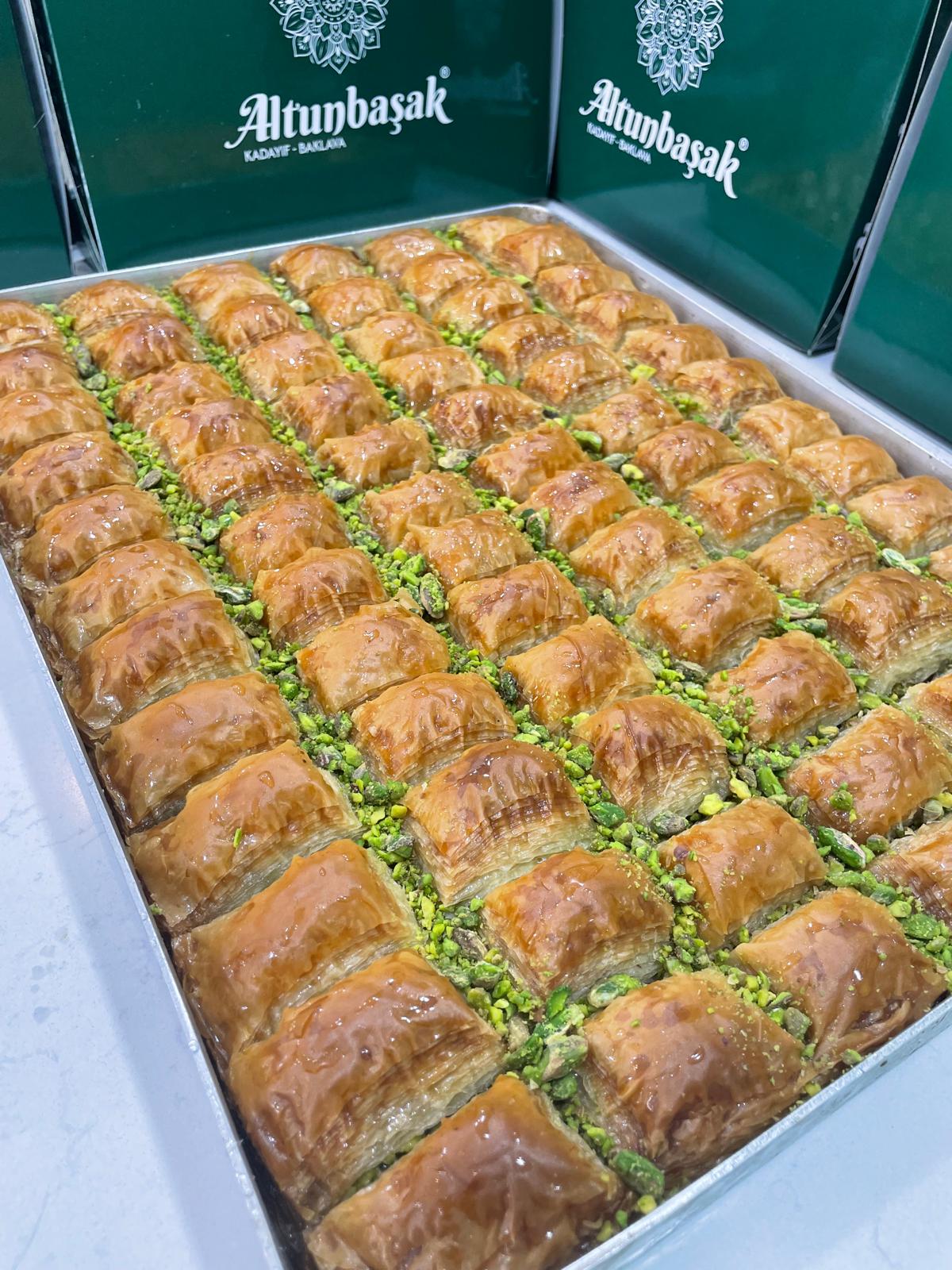 Altunbaşak Kadayıf tarafından Malatya’daki modern üretim tesislerinde tam otomatik makinelerle üretilen, tel tel yapısı ve tazeliğiyle öne çıkan çiğ kadayıf çeşitleri. 45 yıllık tecrübe ile üretilen bu çiğ kadayıf; baklava, şöbiyet, havuç dilim, fıstıklı ve cevizli tatlılar için uygundur. Altunbaşak, Malatya merkezli köklü bir kadayıf üreticisi olarak Türkiye geneline toptan çiğ kadayıf ve tatlı ürünleri satışı yapmaktadır.