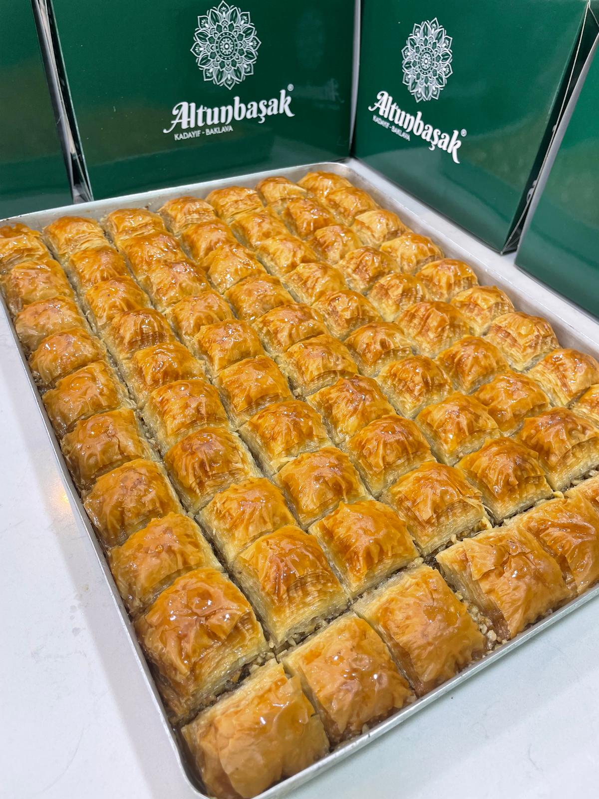 Altunbaşak Kadayıf tarafından Malatya’daki modern üretim tesislerinde tam otomatik makinelerle üretilen, tel tel yapısı ve tazeliğiyle öne çıkan çiğ kadayıf çeşitleri. 45 yıllık tecrübe ile üretilen bu çiğ kadayıf; baklava, şöbiyet, havuç dilim, fıstıklı ve cevizli tatlılar için uygundur. Altunbaşak, Malatya merkezli köklü bir kadayıf üreticisi olarak Türkiye geneline toptan çiğ kadayıf ve tatlı ürünleri satışı yapmaktadır.