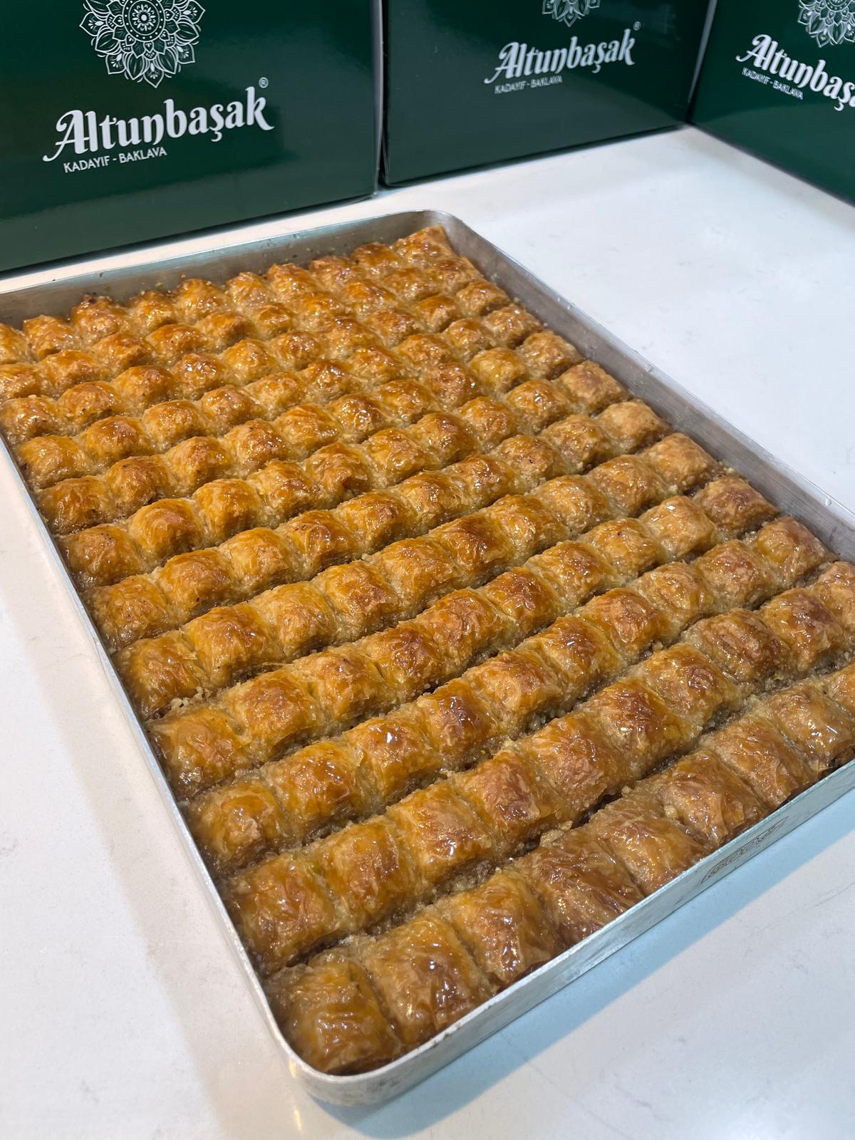 Altunbaşak Kadayıf tarafından Malatya’daki modern üretim tesislerinde tam otomatik makinelerle üretilen, tel tel yapısı ve tazeliğiyle öne çıkan çiğ kadayıf çeşitleri. 45 yıllık tecrübe ile üretilen bu çiğ kadayıf; baklava, şöbiyet, havuç dilim, fıstıklı ve cevizli tatlılar için uygundur. Altunbaşak, Malatya merkezli köklü bir kadayıf üreticisi olarak Türkiye geneline toptan çiğ kadayıf ve tatlı ürünleri satışı yapmaktadır.