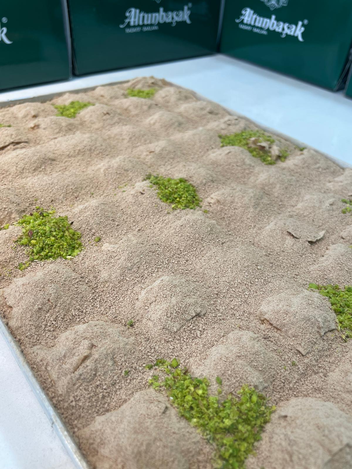 Altunbaşak Kadayıf tarafından Malatya’daki modern üretim tesislerinde tam otomatik makinelerle üretilen, tel tel yapısı ve tazeliğiyle öne çıkan çiğ kadayıf çeşitleri. 45 yıllık tecrübe ile üretilen bu çiğ kadayıf; baklava, şöbiyet, havuç dilim, fıstıklı ve cevizli tatlılar için uygundur. Altunbaşak, Malatya merkezli köklü bir kadayıf üreticisi olarak Türkiye geneline toptan çiğ kadayıf ve tatlı ürünleri satışı yapmaktadır.