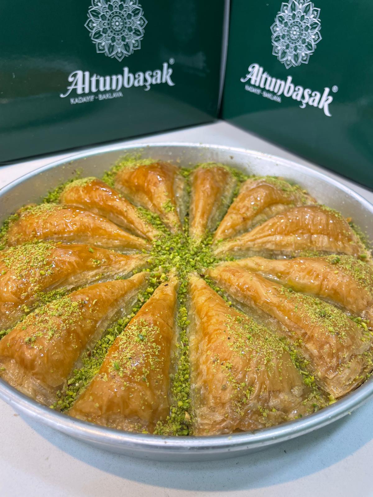 Altunbaşak Kadayıf tarafından Malatya’daki modern üretim tesislerinde tam otomatik makinelerle üretilen, tel tel yapısı ve tazeliğiyle öne çıkan çiğ kadayıf çeşitleri. 45 yıllık tecrübe ile üretilen bu çiğ kadayıf; baklava, şöbiyet, havuç dilim, fıstıklı ve cevizli tatlılar için uygundur. Altunbaşak, Malatya merkezli köklü bir kadayıf üreticisi olarak Türkiye geneline toptan çiğ kadayıf ve tatlı ürünleri satışı yapmaktadır.