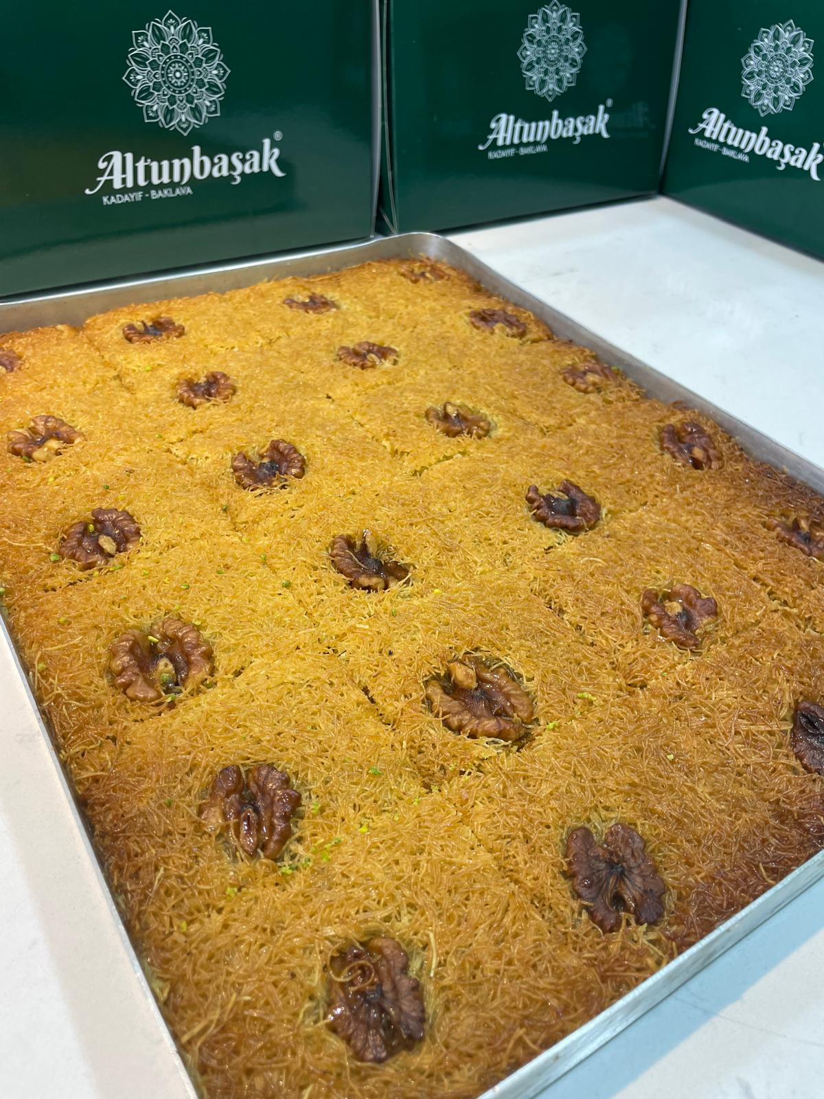 Altunbaşak Kadayıf tarafından Malatya’daki modern üretim tesislerinde tam otomatik makinelerle üretilen, tel tel yapısı ve tazeliğiyle öne çıkan çiğ kadayıf çeşitleri. 45 yıllık tecrübe ile üretilen bu çiğ kadayıf; baklava, şöbiyet, havuç dilim, fıstıklı ve cevizli tatlılar için uygundur. Altunbaşak, Malatya merkezli köklü bir kadayıf üreticisi olarak Türkiye geneline toptan çiğ kadayıf ve tatlı ürünleri satışı yapmaktadır.