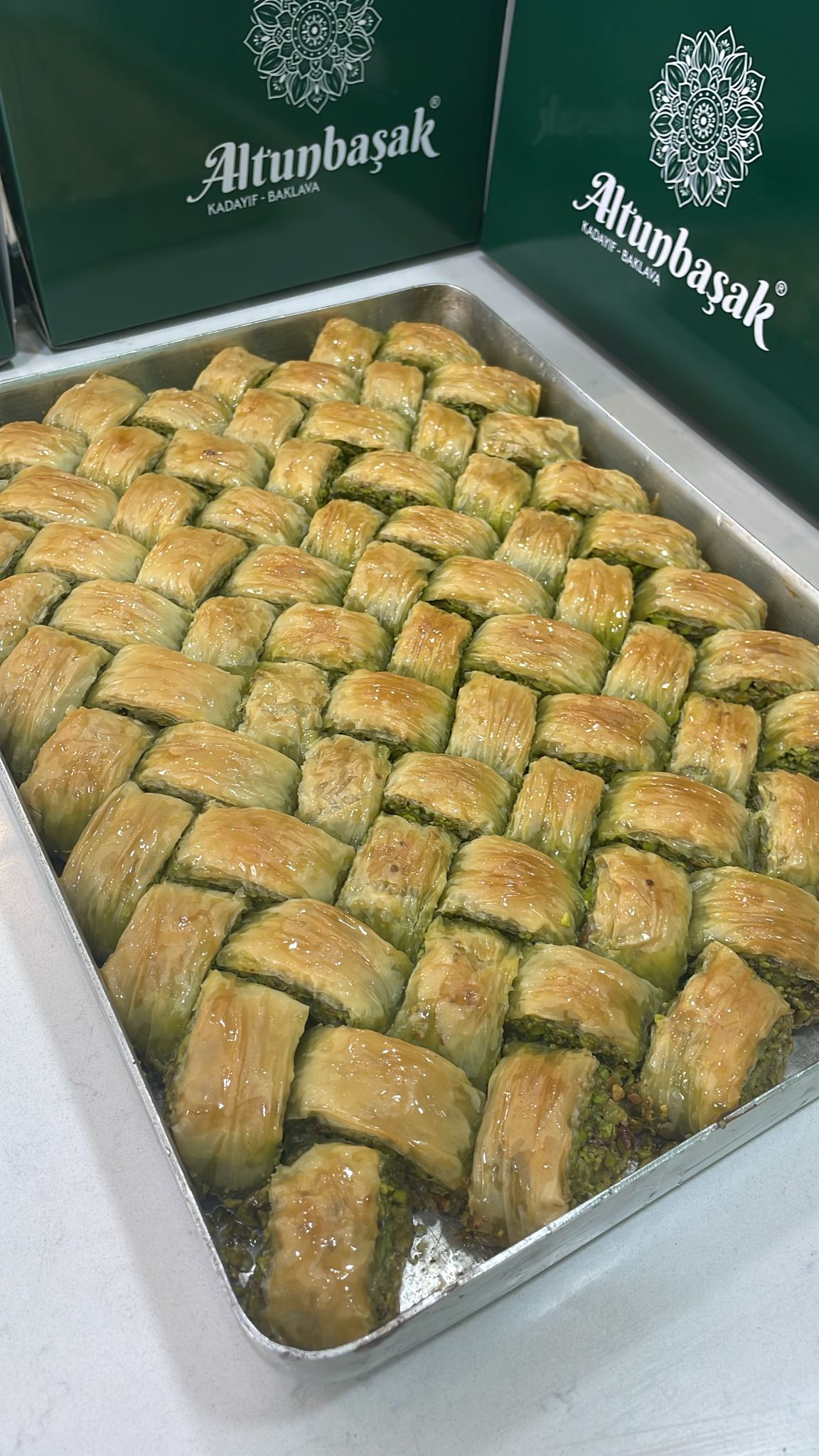 Altunbaşak Kadayıf tarafından Malatya’daki modern üretim tesislerinde tam otomatik makinelerle üretilen, tel tel yapısı ve tazeliğiyle öne çıkan çiğ kadayıf çeşitleri. 45 yıllık tecrübe ile üretilen bu çiğ kadayıf; baklava, şöbiyet, havuç dilim, fıstıklı ve cevizli tatlılar için uygundur. Altunbaşak, Malatya merkezli köklü bir kadayıf üreticisi olarak Türkiye geneline toptan çiğ kadayıf ve tatlı ürünleri satışı yapmaktadır.