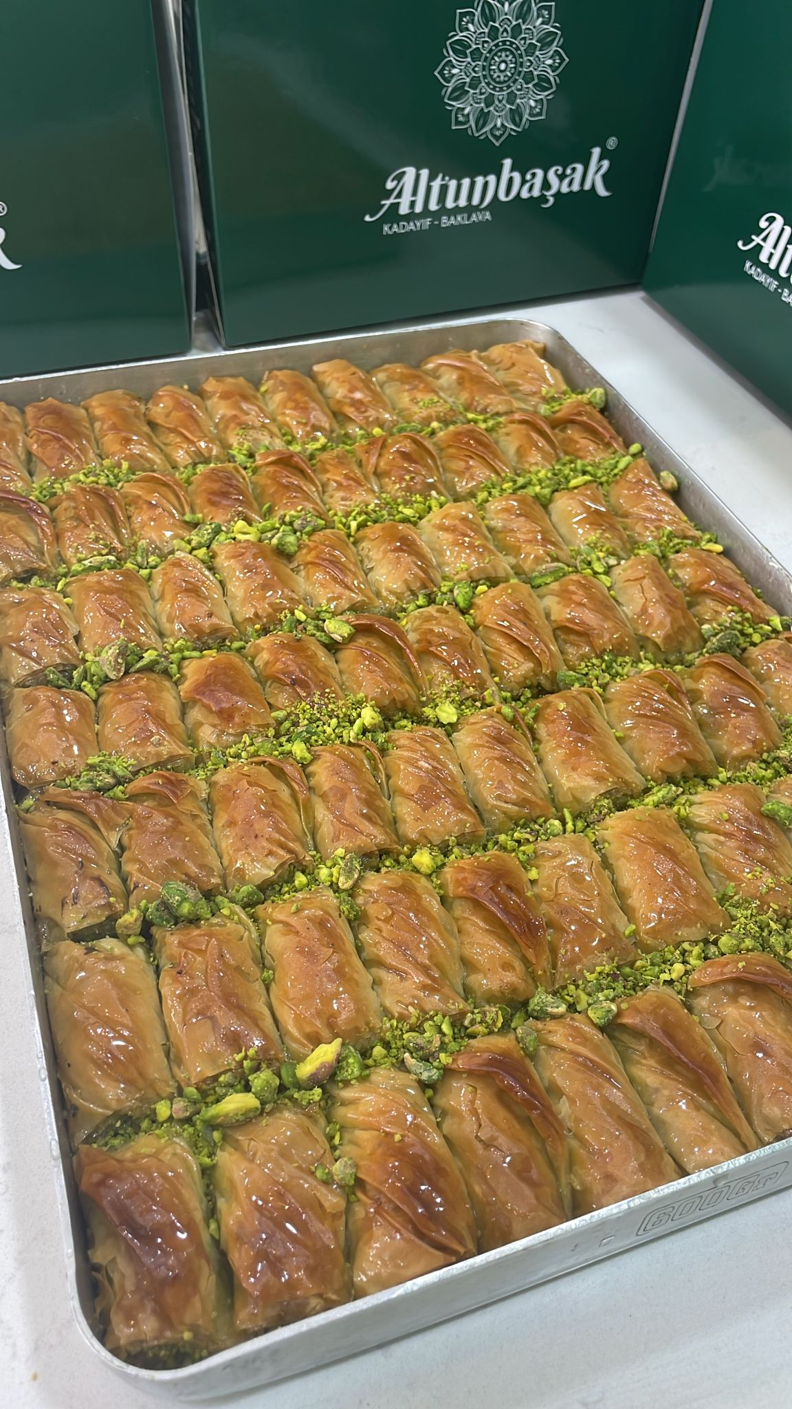 Altunbaşak Kadayıf tarafından Malatya’daki modern üretim tesislerinde tam otomatik makinelerle üretilen, tel tel yapısı ve tazeliğiyle öne çıkan çiğ kadayıf çeşitleri. 45 yıllık tecrübe ile üretilen bu çiğ kadayıf; baklava, şöbiyet, havuç dilim, fıstıklı ve cevizli tatlılar için uygundur. Altunbaşak, Malatya merkezli köklü bir kadayıf üreticisi olarak Türkiye geneline toptan çiğ kadayıf ve tatlı ürünleri satışı yapmaktadır.