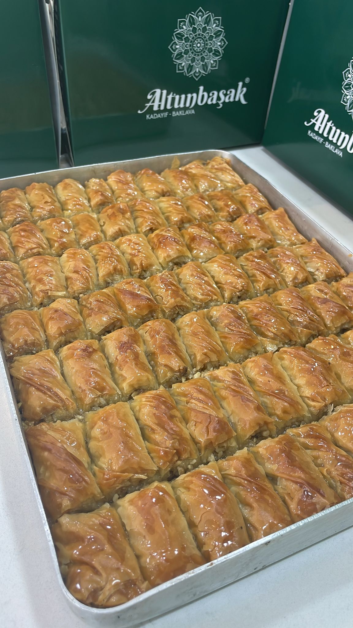 Altunbaşak Kadayıf tarafından Malatya’daki modern üretim tesislerinde tam otomatik makinelerle üretilen, tel tel yapısı ve tazeliğiyle öne çıkan çiğ kadayıf çeşitleri. 45 yıllık tecrübe ile üretilen bu çiğ kadayıf; baklava, şöbiyet, havuç dilim, fıstıklı ve cevizli tatlılar için uygundur. Altunbaşak, Malatya merkezli köklü bir kadayıf üreticisi olarak Türkiye geneline toptan çiğ kadayıf ve tatlı ürünleri satışı yapmaktadır.