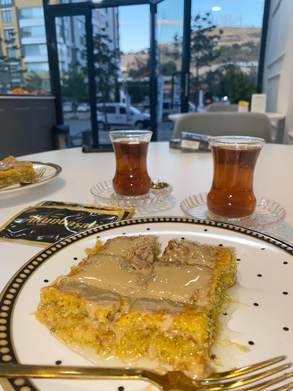 Altunbaşak Kadayıf tarafından Malatya’daki modern üretim tesislerinde tam otomatik makinelerle üretilen, tel tel yapısı ve tazeliğiyle öne çıkan çiğ kadayıf çeşitleri. 45 yıllık tecrübe ile üretilen bu çiğ kadayıf; baklava, şöbiyet, havuç dilim, fıstıklı ve cevizli tatlılar için uygundur. Altunbaşak, Malatya merkezli köklü bir kadayıf üreticisi olarak Türkiye geneline toptan çiğ kadayıf ve tatlı ürünleri satışı yapmaktadır.